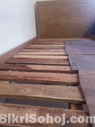 সিংগেল খাট নতুনের মতো